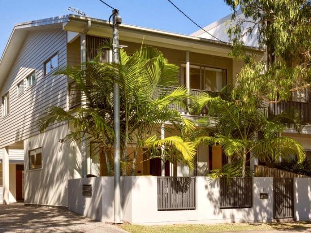 House Sized Luxury with Hawthorne Park at Your Doorstep