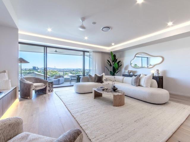 HOUSE SIZED PENTHOUSE LIVING IN THE HEART OF BULIMBA