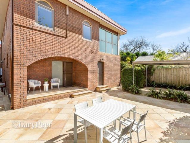House sized proportions in a prized parkside location