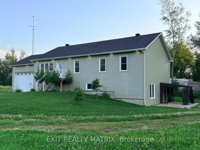 House South Glengarry ON 103695040