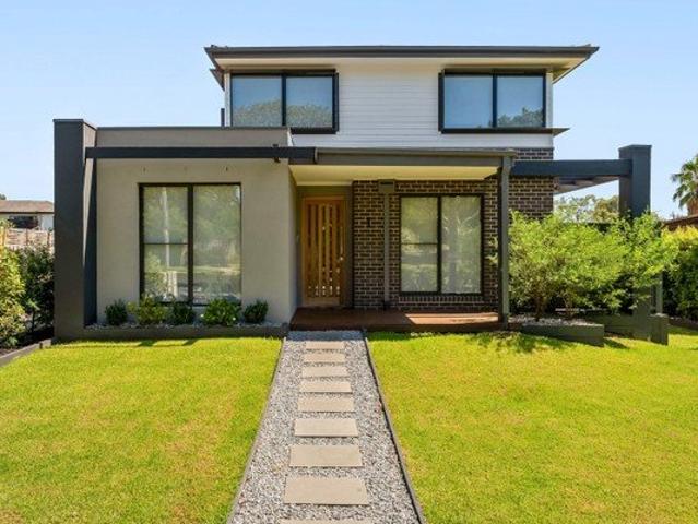 House Style Townhouse with Street Frontage and Landscaped Gardens