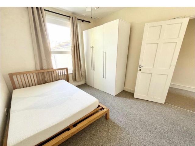 Housemate moving out double room avaliable