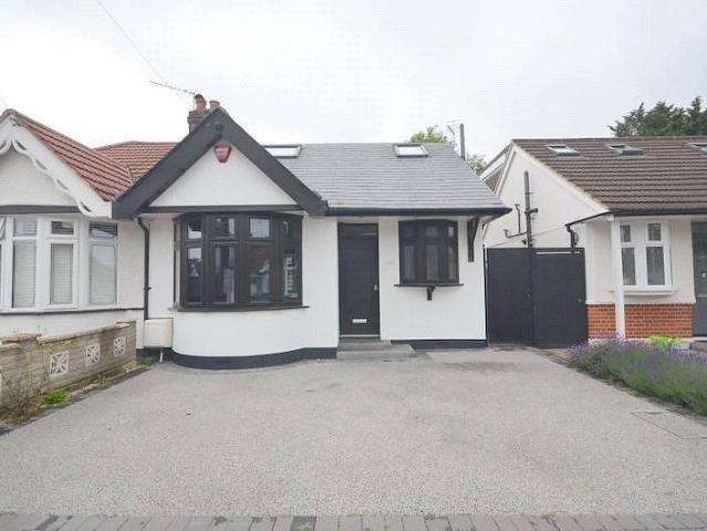 Howard Road, Upminster, Essex, RM14 3 bed bungalow to rent £2,600 pcm £600 pw