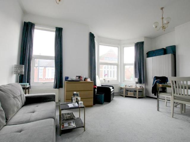 Howard Road, Cricklewood 2 bed flat to rent £1,803 pcm £416 pw