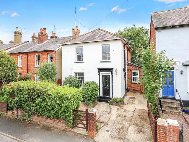 Howard Road, Dorking, Surrey, RH4 3 bed detached house to rent £2,250 pcm £519 pw