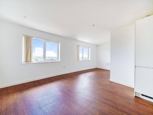 Howard Road HA7, Stanmore, 2 bed flat to rent, £2,200 pcm | PrimeLocation