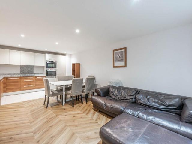 Howard Road, Stanmore, HA7 2 bed flat to rent £1,995 pcm £460 pw