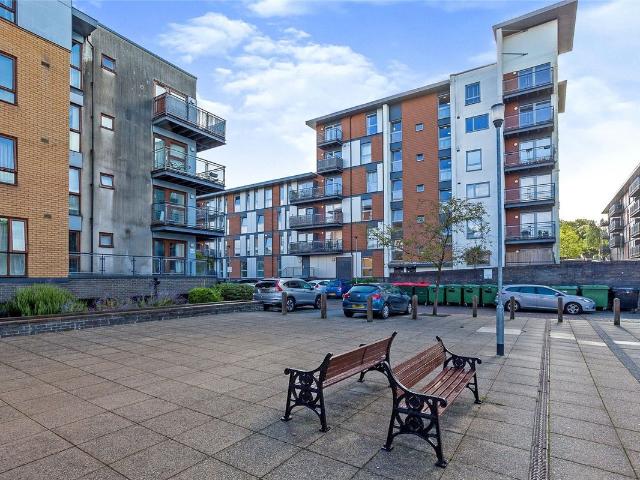 Howlands Court, Crawley RH10, 1 bed flat to rent, £1,250 pcm | PrimeLocation