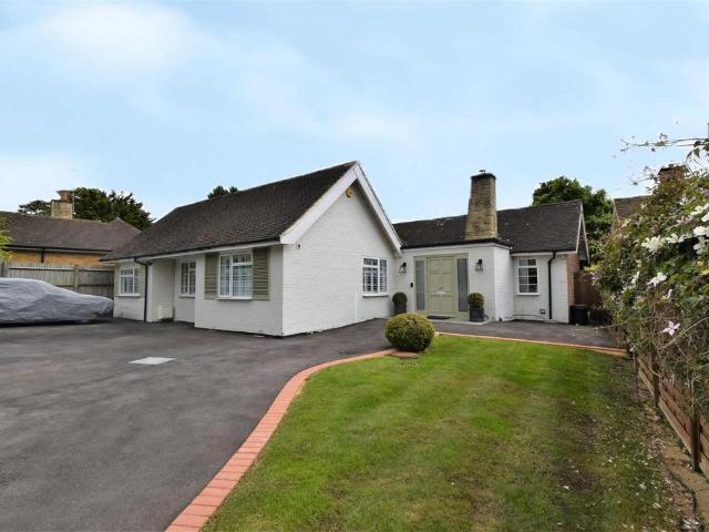 Howletts Lane, Ruislip HA4 4 bed detached bungalow to rent £3,750 pcm £865 pw