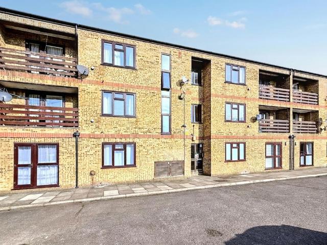 Hows Road, Uxbridge, UB8 1 bed apartment to rent £1,325 pcm £306 pw