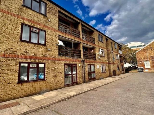 Hows Road, Uxbridge UB8, 1 bed flat to rent, £1,300 pcm | PrimeLocation
