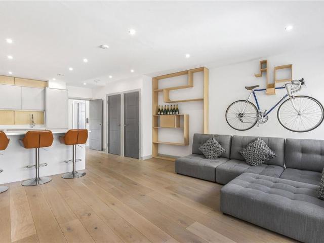 Hoxton Street, Hoxton, London, N1 2 bed maisonette to rent £3,750 pcm £865 pw
