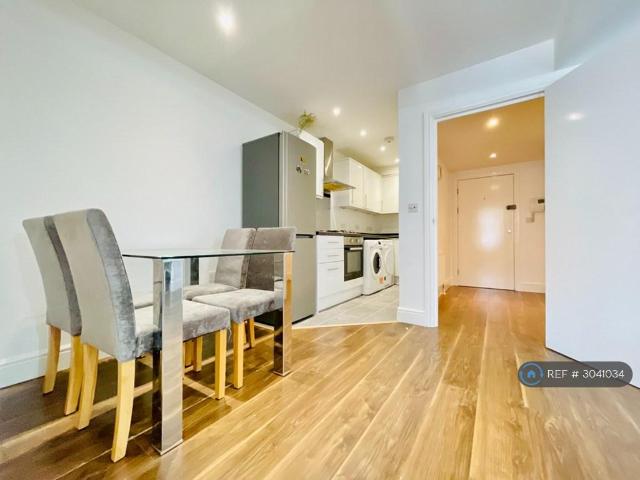 Hoxton Street, London, N1 2 bed flat to rent £2,650 pcm £612 pw