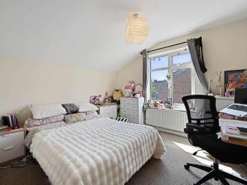 Hoyle Road, Tooting Broadway, SW17 0RS 3 bed flat to rent £2,700 pcm £623 pw