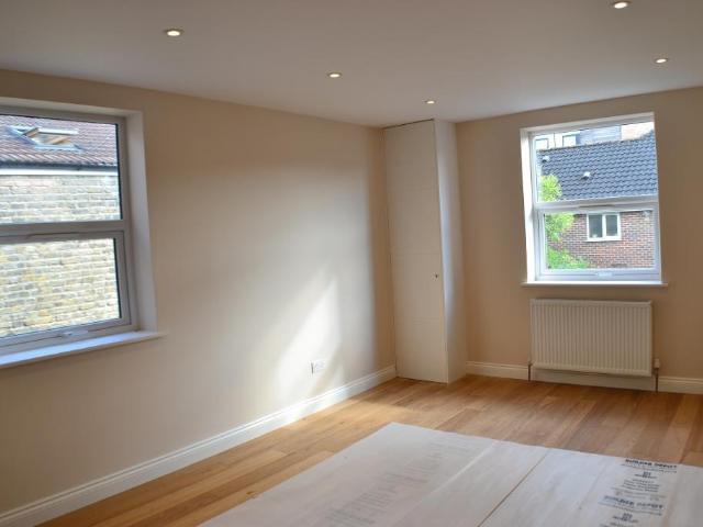 Hoyle Road, Tooting, London, SW17 0RS 4 bed flat to rent £3,700 pcm £854 pw