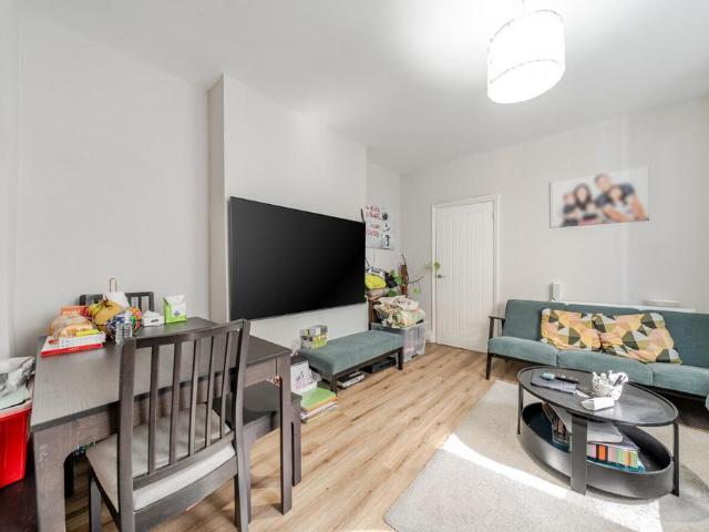 Hoyle Road, Tooting, London, SW17 2 bed flat to rent £2,400 pcm £554 pw