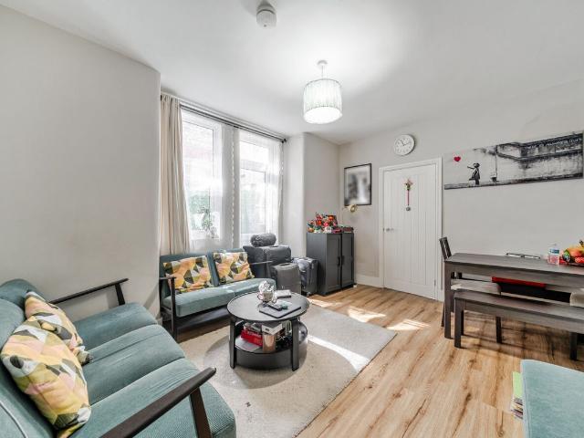 Hoyle Road, Tooting, London SW17, 2 bed flat to rent, £2,400 pcm | PrimeLocation
