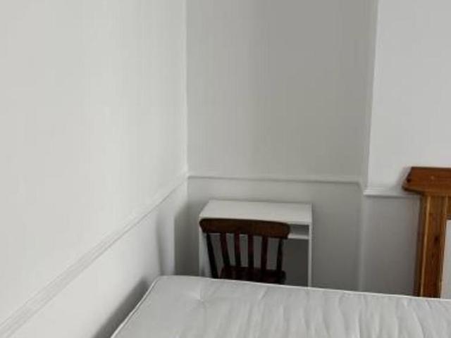 HMO Licence for up to three sharers! Three bedroom maisonette close to the City Centre & Gloucester Road!