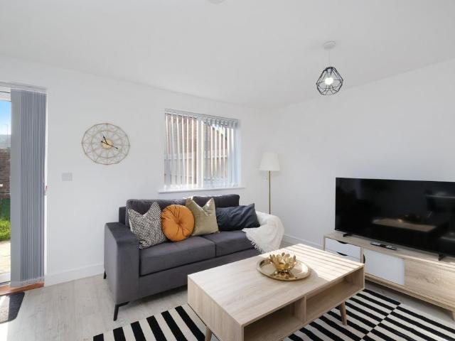 HP22 Kempster 51 5 bed semi detached house to rent £5,500 pcm £1,269 pw