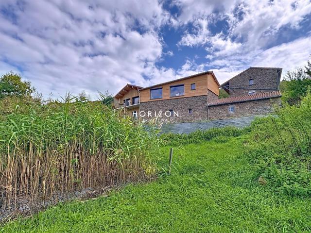 Ht Beaujolais: Ensemble de maisons en pierre 540m² Juliénas