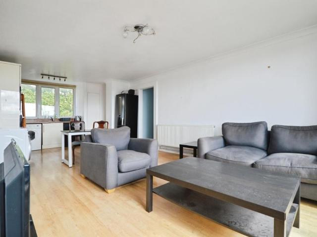 Humber Crescent, Kent ME2 2 bed flat to rent £1,175 pcm £271 pw