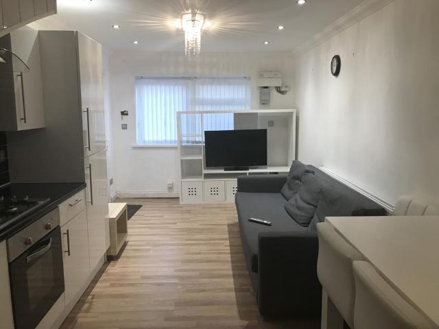 Humberstone Road, Luton. 2 bed maisonette to rent £1,350 pcm £312 pw
