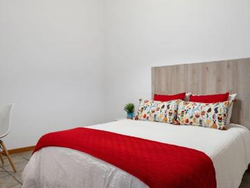 Humble double bedroom close to Barcelona Cathedral