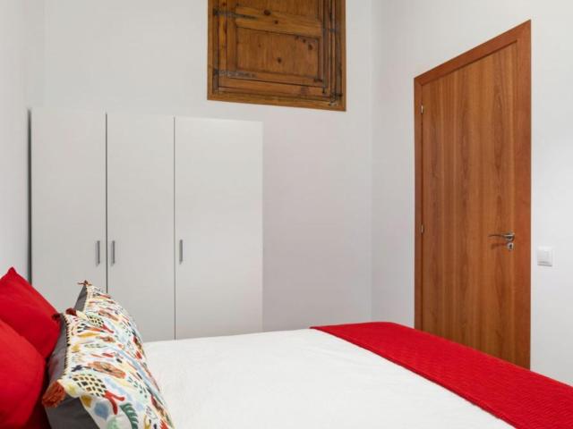 Humble double bedroom close to Barcelona Cathedral