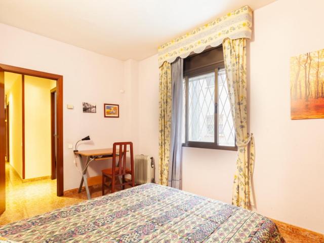 Humble double bedroom in Montcada i Reixac