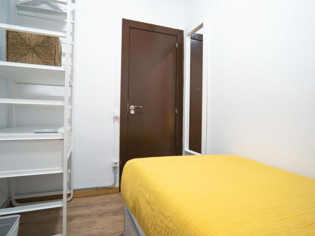 Humble single bedroom next to Paral·lel metro station