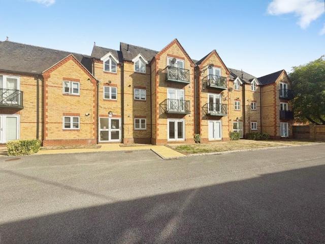 Hummer Road, Egham, Surrey, TW20 2 bed apartment to rent £1,600 pcm £369 pw