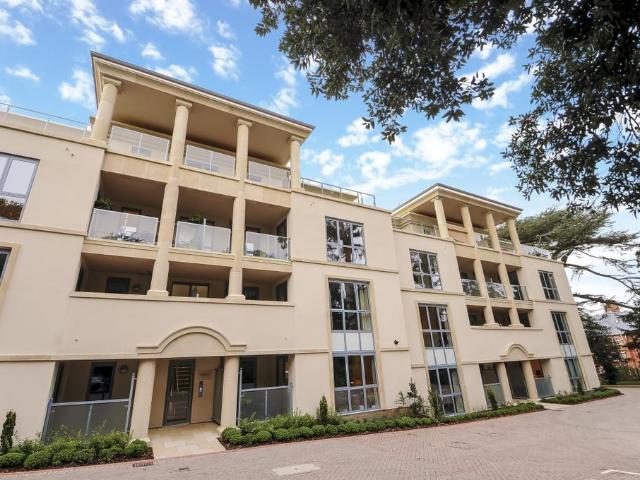 Humphris Place Cheltenham GL53 2 bed apartment to rent £1,950 pcm £450 pw