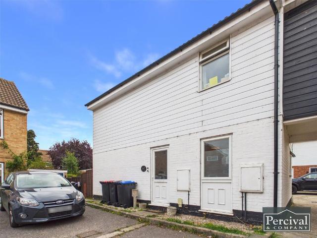 Hunt Road, Earls Colne, Colchester. 3 bed semi detached house to rent £1,425 pcm £329 pw