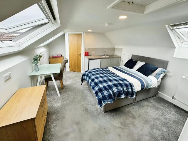Hunt Street, Swindon, SN1 3HW 1 bed terraced house to rent £775 pcm £179 pw
