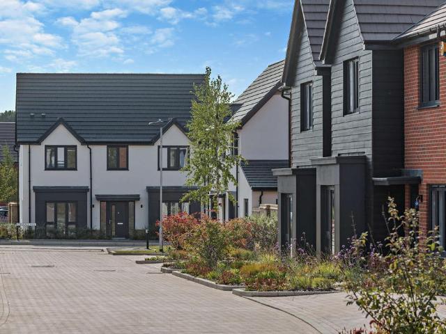 Hunt Way, Crowthorne, Berkshire, RG45 2 bed house to rent £1,875 pcm £433 pw