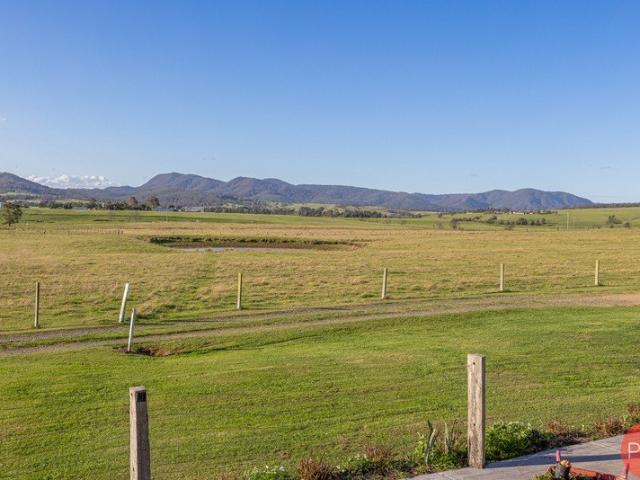 HUNTER VALLEY ACRES VIEWS, LOCATION AND INCOME