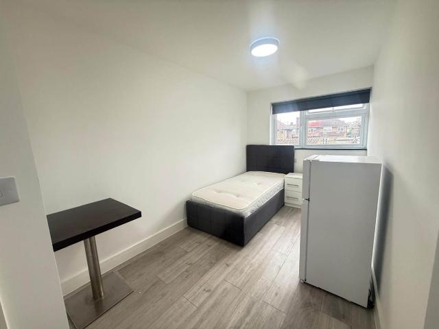 Hunters Grove, Hayes UB3, 4 bed semi detached house to rent, £3,499 pcm | PrimeLocation