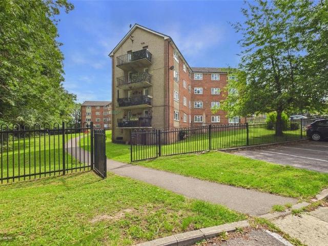Hunters Hill, Burghfield Common. 2 bed apartment to rent £1,200 pcm £277 pw