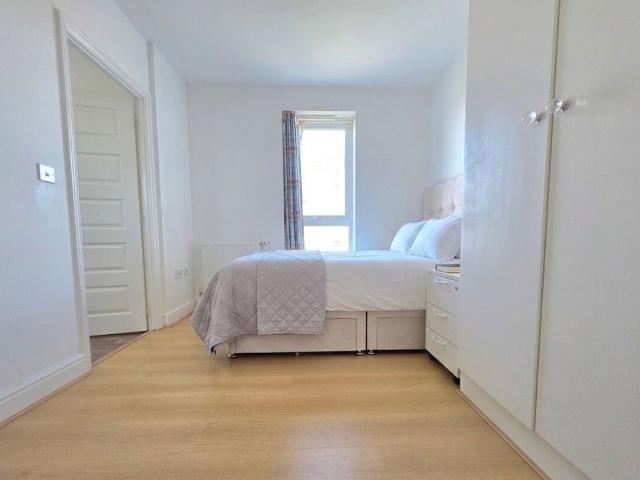 Hunting Place, Mayfair Court Hunting Place TW5, 2 bed flat to rent, £2,000 pcm | PrimeLocation