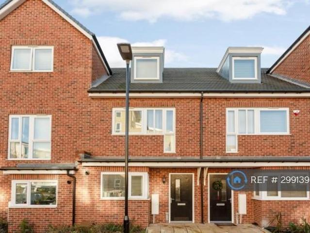 Hunting Place, Hounslow, TW5 3 bed terraced house to rent £2,450 pcm £565 pw
