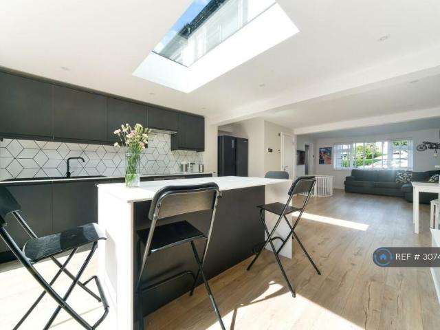 Huntingdon Gardens, Worcester Park, KT4 3 bed terraced house to rent £2,400 pcm £554 pw