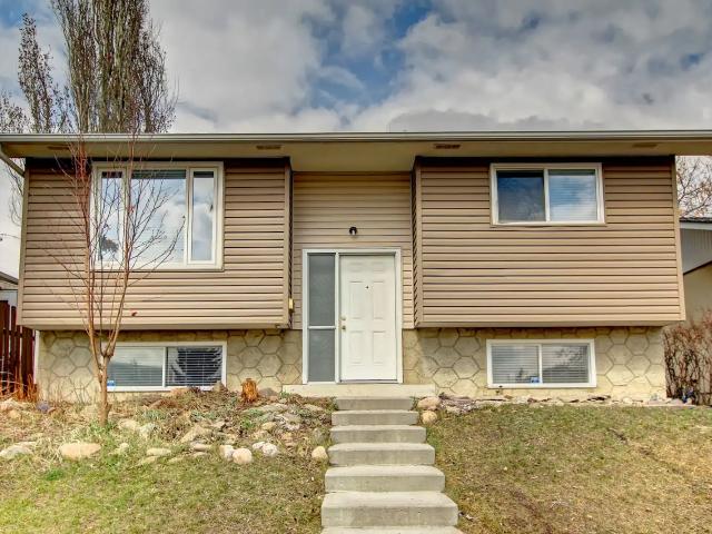 HUNTINGTON 5 bedroom, 3 baths, 2 kitchens, Garage, $2995, plus utils
