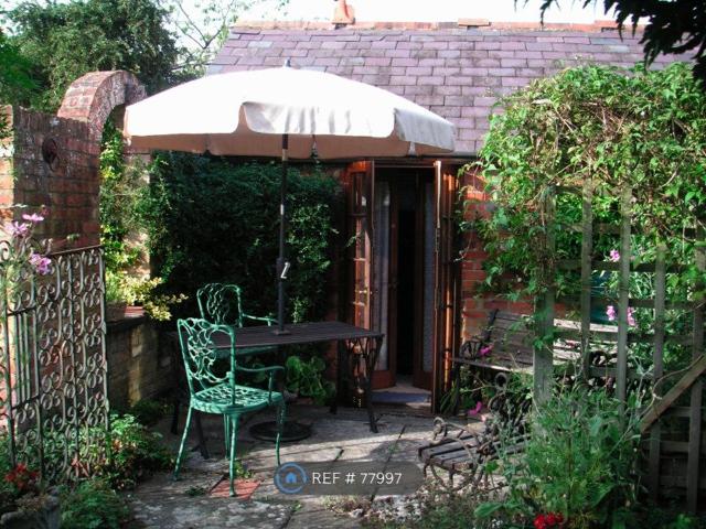 Hunts Common, Hook RG27, 1 bed flat to rent, £1,190 pcm | PrimeLocation