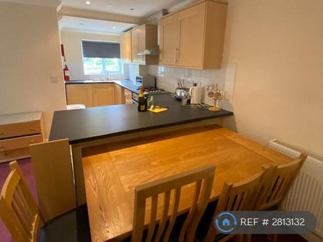 Hunts Close, Guildford, GU2 3 bed semi detached house to rent £2,400 pcm £554 pw