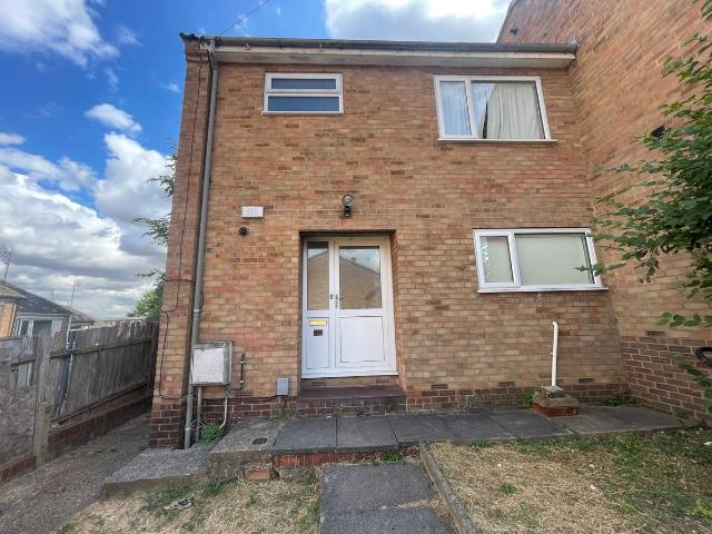 Hunts Close, Luton LU1, 3 bed end terrace house to rent, £1,450 pcm | PrimeLocation