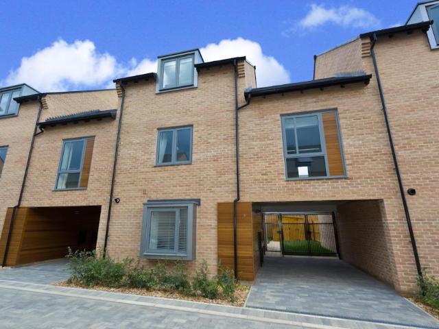 Huntsman Road, Trumpington, Cambridge 4 bed link detached house to rent £2,550 pcm £588 pw