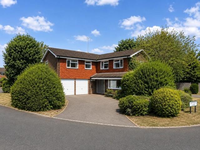 Huntsmans Meadow, Ascot 6 bed detached house to rent £3,750 pcm £865 pw