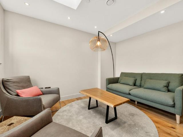 Huntsworth Mews, London NW1 1 bed apartment to rent £3,683 pcm £850 pw