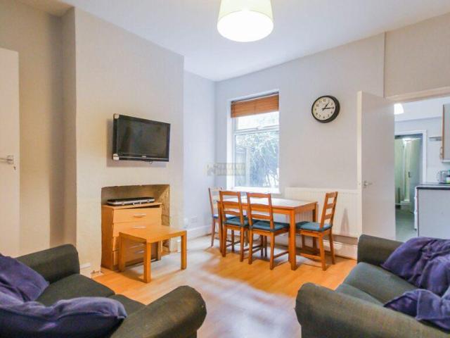 Hubert Road, Birmingham B29 4 bed terraced house to rent £1,736 pcm £401 pw