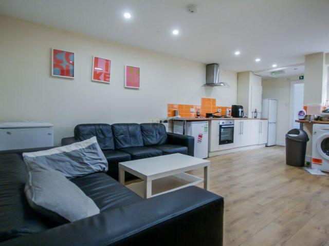 Hubert Road, Birmingham B29 6 bed terraced house to rent £3,252 pcm £750 pw